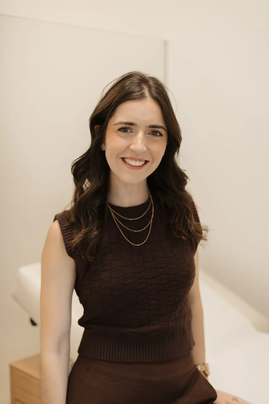 Dra. Raquel Cosso, endocrinologista, sentada na maca do consultório
