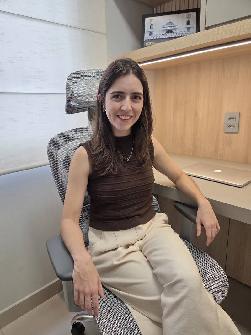 Dra. Raquel Cosso em atendimento no consultório